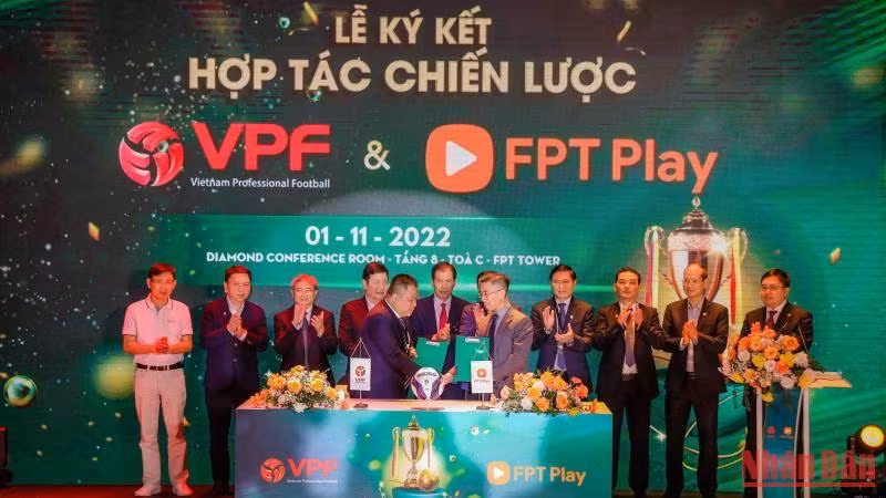 Lãnh đạo VPF và FPT Play tại lễ ký kết hợp đồng.