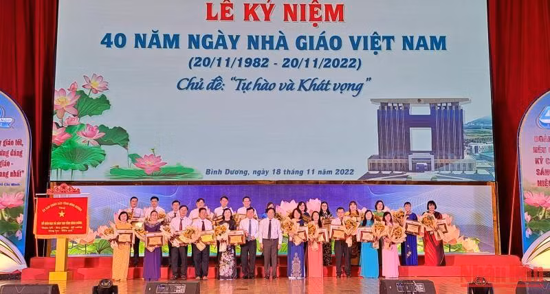 Lãnh đạo tỉnh Bình Dương trao tặng Bằng khen cho các tập thể có nhiều đóng góp cho sự nghiệp giáo dục và đào tạo giai đoạn 1982-2022. Lãnh đạo tỉnh Bình Dương trao tặng Bằng khen cho các tập thể có nhiều đóng góp cho sự nghiệp giáo dục và đào tạo giai đoạn 1982-2022.