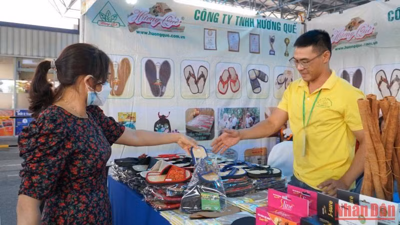 Người dân tham quan, mua sắm tại Tuần hàng OCOP. Người dân tham quan, mua sắm tại Tuần hàng OCOP.