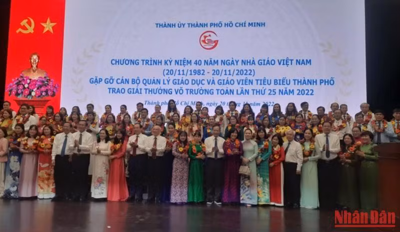 Các nhà giáo chụp ảnh lưu niệm cùng với lãnh đạo Thành phố Hồ Chí Minh.