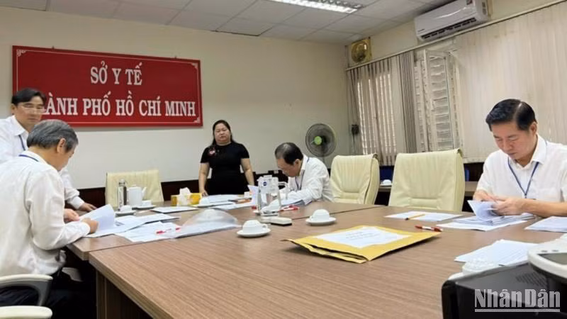 Ban chấm thi thực hiện chấm bài thi theo quy định. 