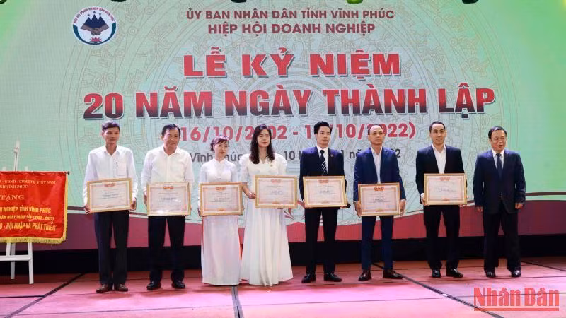 Lãnh đạo Phòng Thương mại và Công nghiệp Việt Nam tặng bằng khen cho các doanh nghiệp. Lãnh đạo Phòng Thương mại và Công nghiệp Việt Nam tặng bằng khen cho các doanh nghiệp.