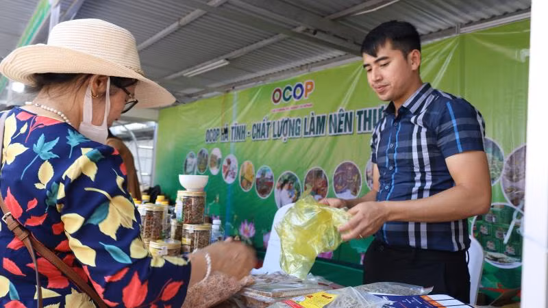 Người tiêu dùng Hà Nội mua đặc sản Hà Tĩnh tại sự kiện.