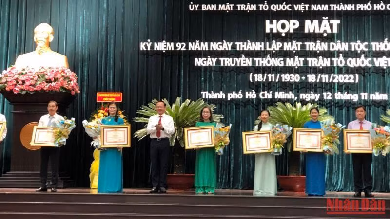 Đồng chí Nguyễn Văn Nên trao Bằng khen cho các cá nhân đạt Giải thưởng “Đại đoàn kết toàn dân tộc Thành phố Hồ Chí Minh”.