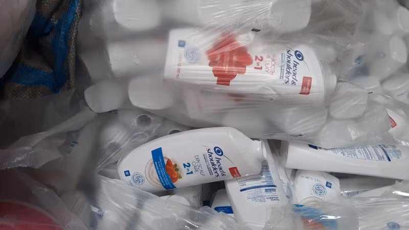 Các hộp đựng dầu gội giả thương hiệu nổi tiếng tại hiện trường. (Ảnh: Tổng cục Quản lý thị trường).