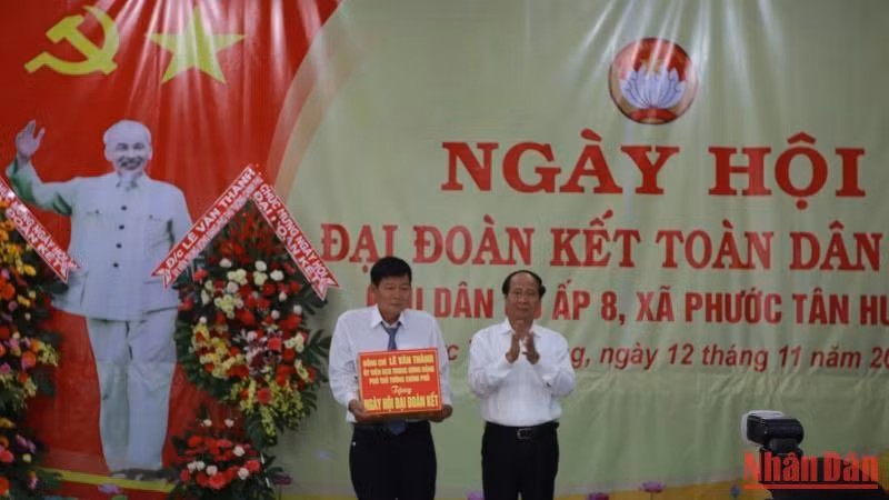 Phó Thủ tướng Lê Văn Thành trao 50 căn nhà Đại đoàn kết cho xã Phước Tân Hưng, huyện Châu Thành, tỉnh Long An. Phó Thủ tướng Lê Văn Thành trao 50 căn nhà Đại đoàn kết cho xã Phước Tân Hưng, huyện Châu Thành, tỉnh Long An.