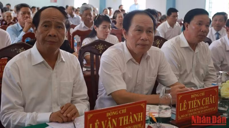 Phó Thủ tướng Lê Văn Thành dự ngày hội Đại đoàn kết toàn dân tộc tại ấp 8, huyện Châu Thành, tỉnh Long An. Phó Thủ tướng Lê Văn Thành dự ngày hội Đại đoàn kết toàn dân tộc tại ấp 8, huyện Châu Thành, tỉnh Long An.