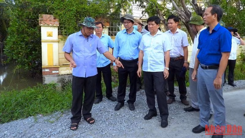Bí thư Tỉnh ủy Cà Mau (bên trái) kiểm tra tình hình đường xá bị hư hỏng tại xã Ngọc Chánh, huyện Đầm Dơi vào sáng 17/11. 