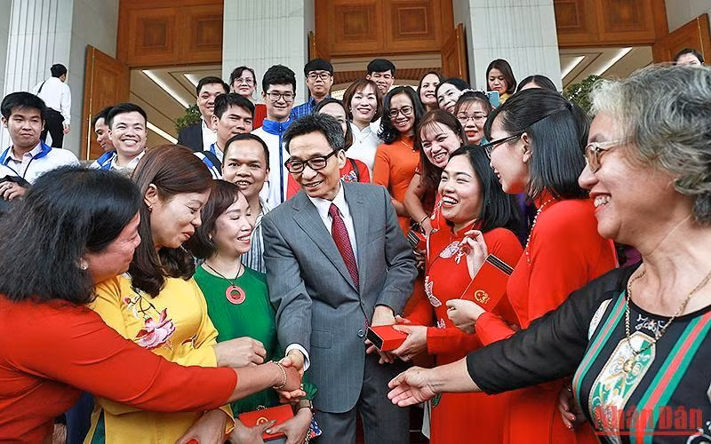Phó Thủ tướng Vũ Đức Đam cùng các đại biểu chương trình “Chia sẻ cùng thầy cô” năm 2022.