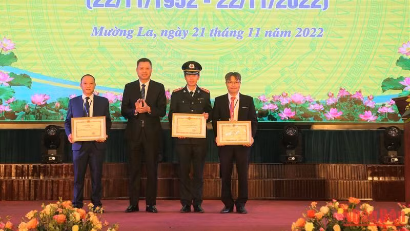 Lãnh đạo Ủy ban nhân dân tỉnh Sơn La tặng Bằng khen cho các tập thể.