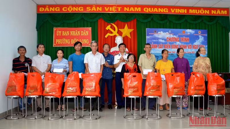 Bộ Tư lệnh Vùng Cảnh sát biển 3 trao tặng 200 suất quà cho gia đình chính sách, ngư dân có hoàn cảnh khó khăn ở phường Đức Long.