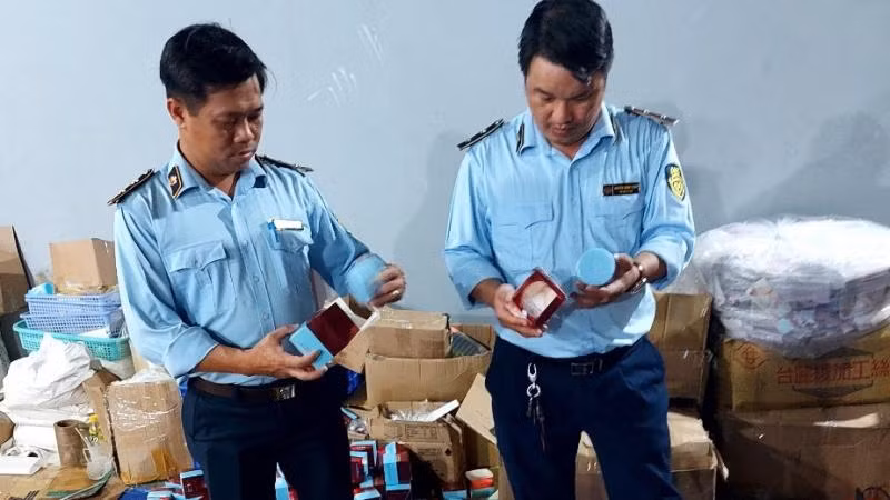 Lực lượng chức năng kiểm tra, xác minh kho hàng giả tại Thành phố Hồ Chí Minh. (Ảnh: Tổng cục Quản lý thị trường).