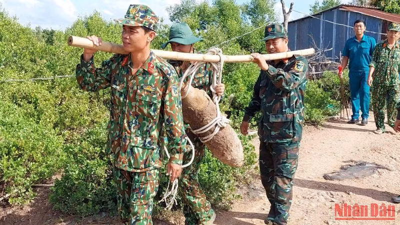 Quả bom còn nguyên ngòi nổ, rất nguy hiểm sẽ được tập kết về trường bắn huyện Tiểu Cần để xử lý theo quy định. Quả bom còn nguyên ngòi nổ, rất nguy hiểm sẽ được tập kết về trường bắn huyện Tiểu Cần để xử lý theo quy định.