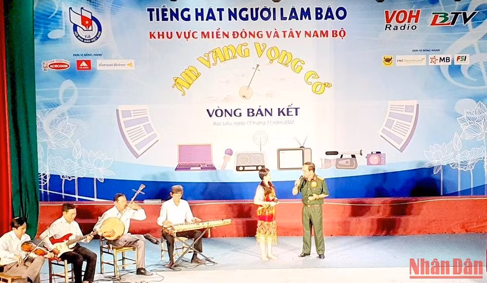 Một tiết mục đêm bán kết “Tiếng hát người làm báo” tại Bạc Liêu.