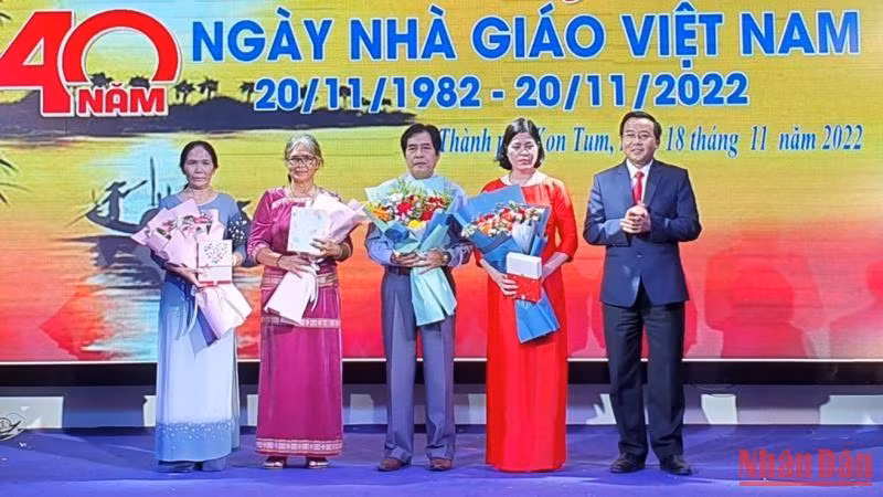 Chủ tịch Ủy ban nhân dân thành phố Kon Tum Nguyễn Thanh Mân tặng hoa cho các Nhà giáo ưu tú trên địa bàn.