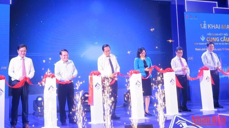 Các đại biểu cắt băng khai mạc Hội nghị.