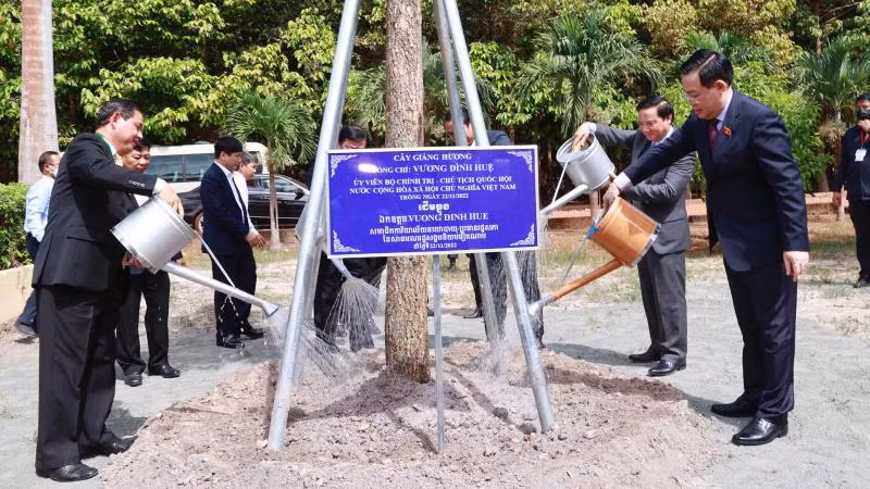 Chủ tịch Quốc hội Vương Đình Huệ và đại biểu trồng cây lưu niệm tại Nhà máy chế biến cao su Tân Biên. (Ảnh: Doãn Tấn/TTXVN)