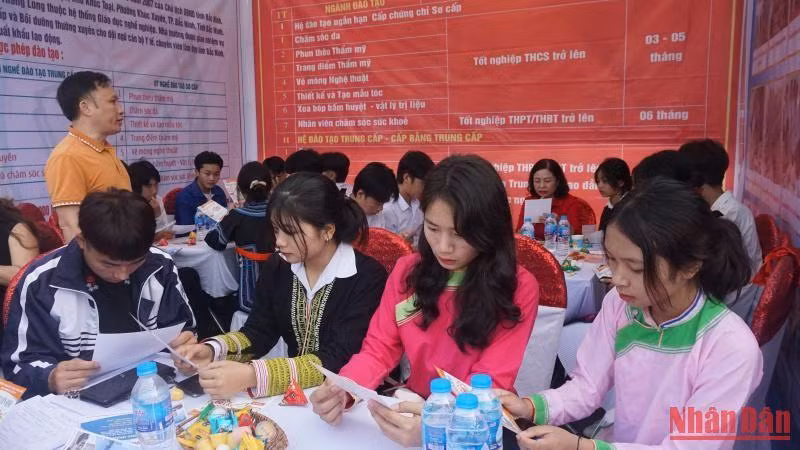 Hơn 1.000 học sinh, sinh viên được tư vấn, giới thiệu việc làm trong ngày hội tư vấn hướng nghiệp, giới thiệu việc làm lần đầu tiên được tỉnh Lào Cai tổ chức.