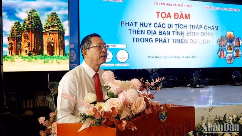 Ông Trần Văn Thanh, Giám đốc Sở Du lịch tỉnh Bình Định trình bày tham luận tại Tọa đàm với chủ đề “Phát huy các di tích tháp Chăm trên địa bàn tỉnh trong phát triển du lịch”.