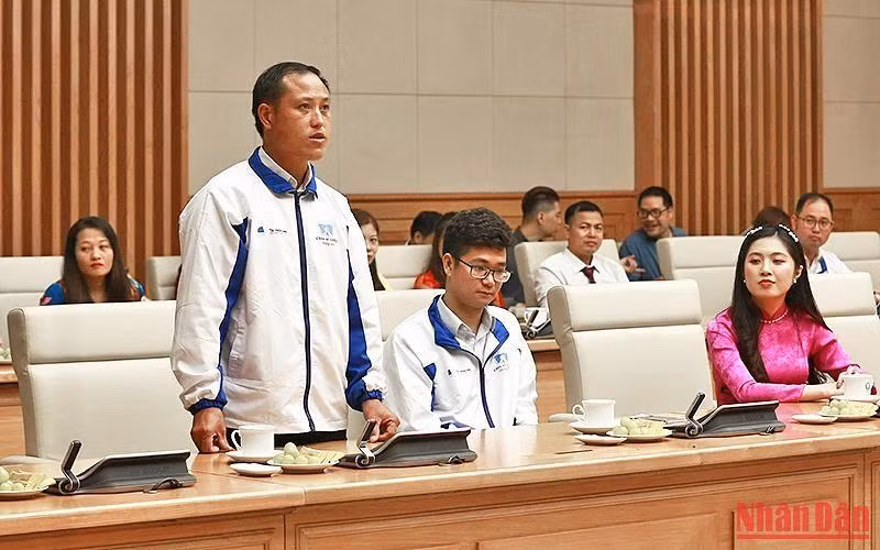Thầy giáo Sùng A Trừ bộc bạch về câu chuyện gieo chữ nơi vùng cao. Thầy giáo Sùng A Trừ bộc bạch về câu chuyện gieo chữ nơi vùng cao.