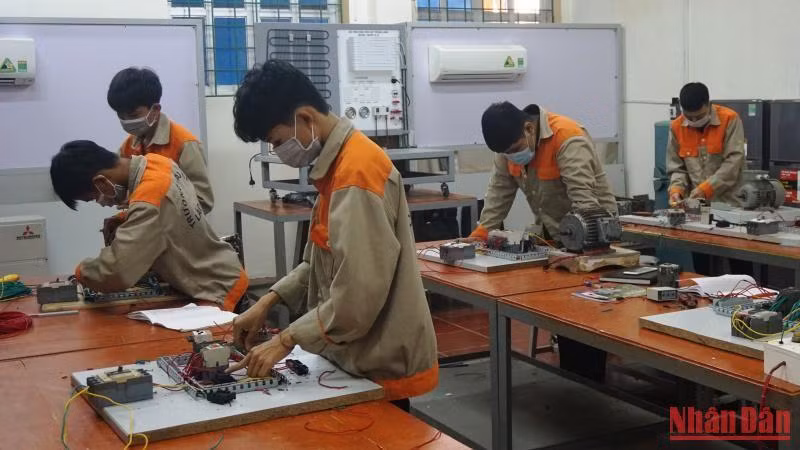Dạy nghề ở Trường cao đẳng. Dạy nghề ở Trường cao đẳng.