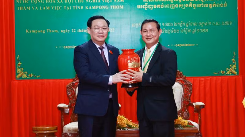Chủ tịch Quốc hội Vương Đình Huệ tiếp Phó Tỉnh trưởng Kampong Thom. (Ảnh: Doãn Tấn/TTXVN)