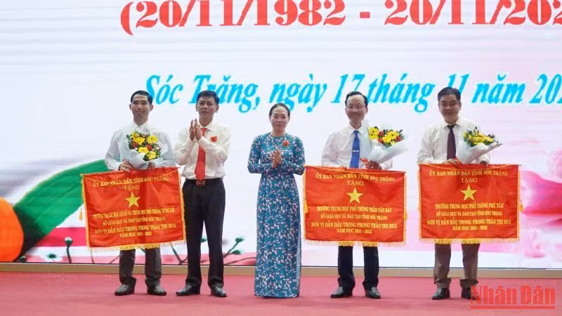 Tặng cờ thi đua cho các đơn vị tập thể trường xuất sắc. Tặng cờ thi đua cho các đơn vị tập thể trường xuất sắc.