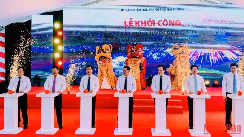 Các đại biểu nhấn nút khởi công Dự án xây dựng tuyến đê biển Nam Đình Vũ.
