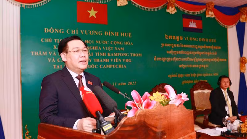 Chủ tịch Quốc hội Vương Đình Huệ nói chuyện với cán bộ, công nhân người Việt tại Cụm dự án cao su tỉnh Kampong Thom. (Ảnh: Doãn Tấn/TTXVN)