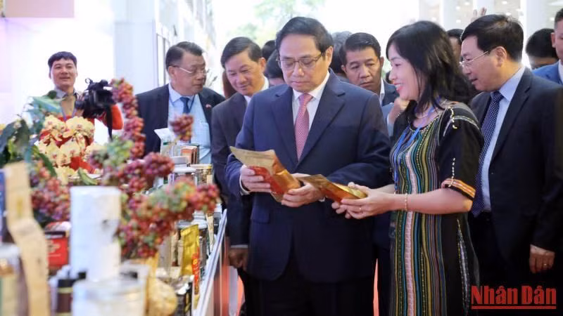 Thủ tướng Phạm Minh Chính và đại biểu tham quan không gian triển lãm nông sản vùng Tây Nguyên.