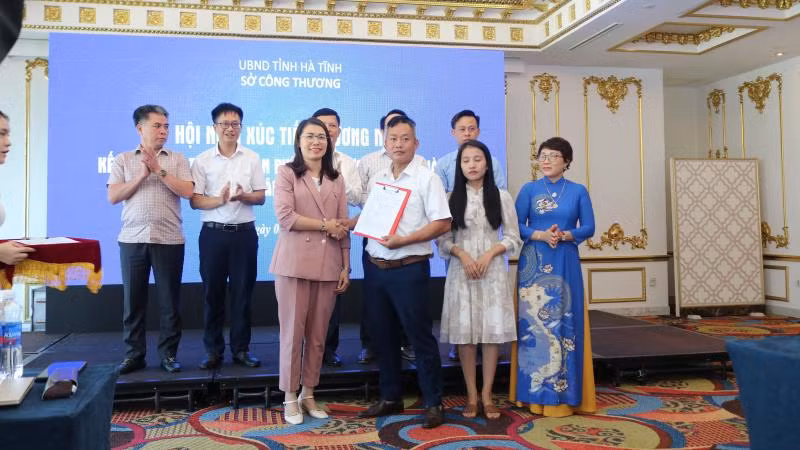 Đại diện siêu thị GO!, Big C (bên trái) trao Thỏa thuận hợp tác với Hợp tác xã của Hà Tĩnh tại sự kiện.