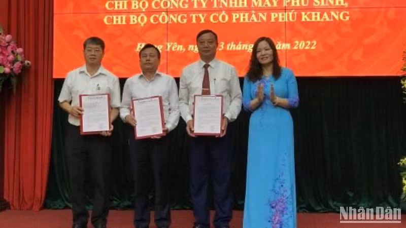 Bí thư Đảng ủy Khối Cơ quan-doanh nghiệp tỉnh Hưng Yên, Đỗ Thị Hương trao quyết định thành lập chi bộ cho Bí thư Chi bộ Công ty cổ phần Kim Tín Hưng Yên, Chi bộ Công ty TNHH may Phú Sinh và Chi bộ Công ty cổ phần Phú Khang. Bí thư Đảng ủy Khối Cơ quan-doanh nghiệp tỉnh Hưng Yên, Đỗ Thị Hương trao quyết định thành lập chi bộ cho Bí thư Chi bộ Công ty cổ phần Kim Tín Hưng Yên, Chi bộ Công ty TNHH may Phú Sinh và Chi bộ Công ty cổ phần Phú Khang.