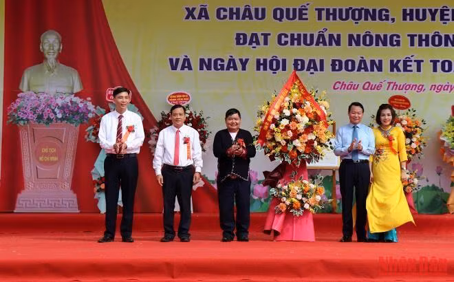 Bí thư Tỉnh ủy Yên Bái tặng hoa chúc mừng xã Châu Quế Thượng đạt chuẩn nông thôn mới.