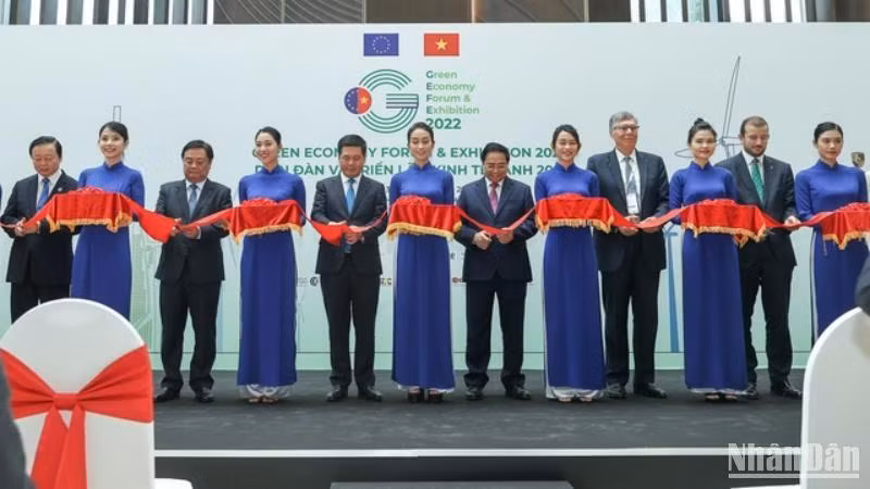 Thủ tướng Phạm Minh Chính cắt băng khai mạc Triển lãm Kinh tế xanh được tổ chức cùng thời gian Diễn đàn với hàng trăm gian hàng triển lãm của 20 nhóm tập đoàn công nghiệp xanh từ các nước châu Âu. Thủ tướng Phạm Minh Chính cắt băng khai mạc Triển lãm Kinh tế xanh được tổ chức cùng thời gian Diễn đàn với hàng trăm gian hàng triển lãm của 20 nhóm tập đoàn công nghiệp xanh từ các nước châu Âu.