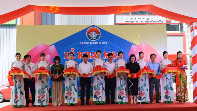 Nghi thức khai mạc tuần hàng. 