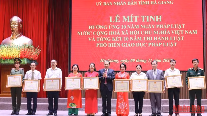 Lãnh đạo tỉnh Hà Giang tặng Bằng khen cho các tập thể, cá nhân có thành tích xuất sắc trong hưởng ứng Ngày Pháp luật Việt Nam.