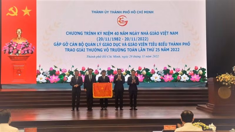 Sở Giáo dục và Đào tạo thành phố vinh dự được nhận Cờ Thi đua của Bộ Giáo dục và Đào tạo. Sở Giáo dục và Đào tạo thành phố vinh dự được nhận Cờ Thi đua của Bộ Giáo dục và Đào tạo.