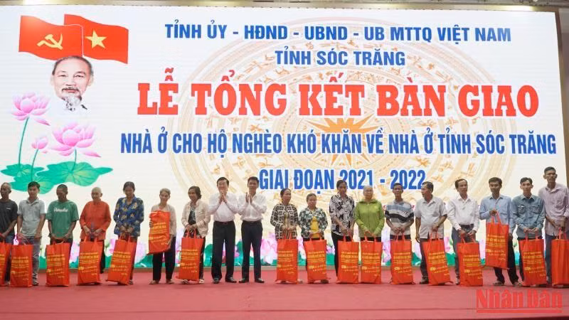 Nguyên Chủ tịch nước Trương Tấn Sang và Bí thư Tỉnh ủy Lâm Văn Mẫn tặng quà Tết cho hộ nghèo.