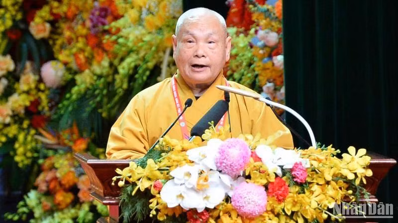 Hòa thượng Thích Thiện Nhơn, Chủ tịch Hội đồng trị sự Giáo hội Phật giáo Việt Nam đọc báo cáo Tổng kết công tác nhiệm kỳ 2017-2022 và Chương trình hoạt động Phật sự nhiệm kỳ IX (2022-2027) của Giáo hội.