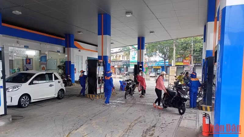 Mua bán xăng dầu diễn ra bình thường ở cửa hàng xăng dầu số 2 đường Lê Hồng Phong, thành phố Vinh.