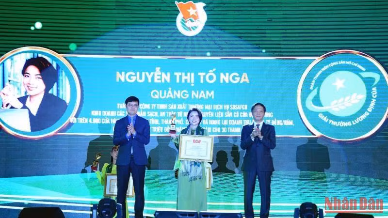 Đồng chí Trần Tuấn Anh (bên phải) và Ủy viên dự khuyết BCH Trung ương Đảng, Bí thư thứ nhất BCH Trung ương Đoàn Bùi Quang Huy trao Giải thưởng Lương Định Của cho các nhà nông trẻ xuất sắc.