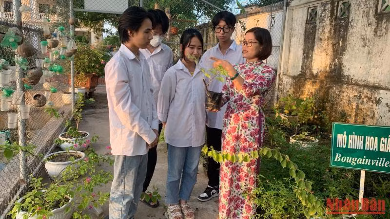 Cô giáo Vũ Thị Mai chuyển tải kiến thức thông qua các bài giảng thực tế tại vườn thực nghiệm trong trường Trung học phổ thông Đông Thụy Anh (huyện Thái Thụy, tỉnh Thái Bình)