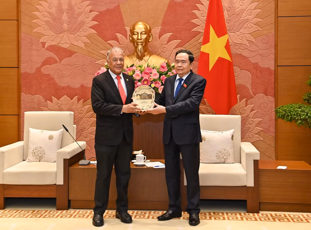 Phó Chủ tịch Thường trực Quốc hội Trần Thanh Mẫn tặng quà lưu niệm cho Tổng Bí thư Đảng Lao động Mexico Alberto Anaya Gutiérrez.