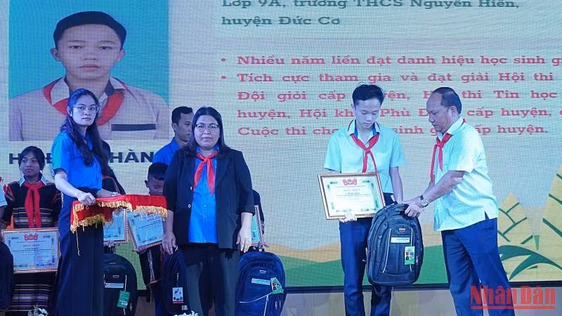 Phó Bí thư Tỉnh ủy Gia Lai Rơh Lan Chung trao quà cho em Hồ Đức Thành (học sinh lớp 9A, Trường THCS Nguyễn Hiền, huyện Đức Cơ).