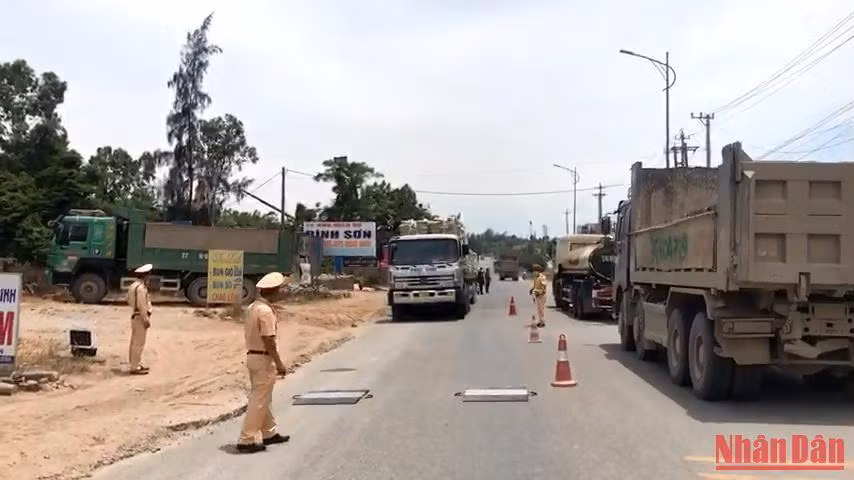 Cảnh sát giao thông Công an tỉnh Quảng Ngãi kiểm tra, xử lý xe quá tải hoạt động tại Khu kinh tế Dung Quất.