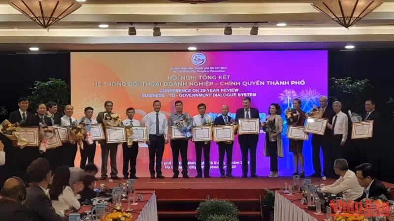 Khen thưởng các tập thể có thành tích xuất sắc tham gia Hệ thống Đối thoại doanh nghiệp-chính quyền Thành phố Hồ Chí Minh.