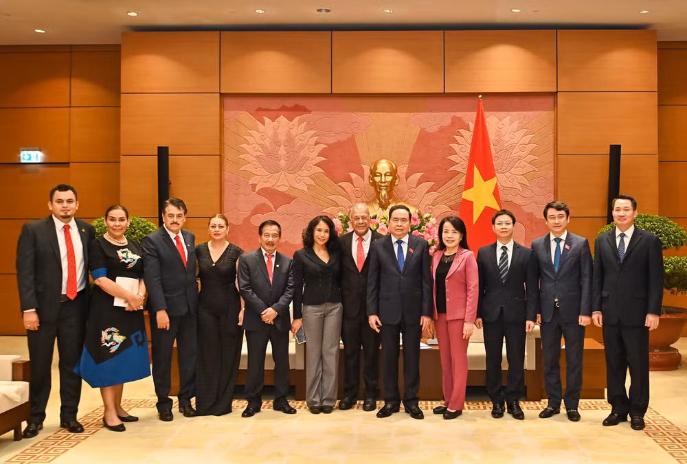 Phó Chủ tịch Thường trực Quốc hội Trần Thanh Mẫn và Tổng Bí thư Đảng Lao động Mexico Alberto Anaya Gutiérrez chụp ảnh lưu niệm với các đại biểu tại buổi tiếp.