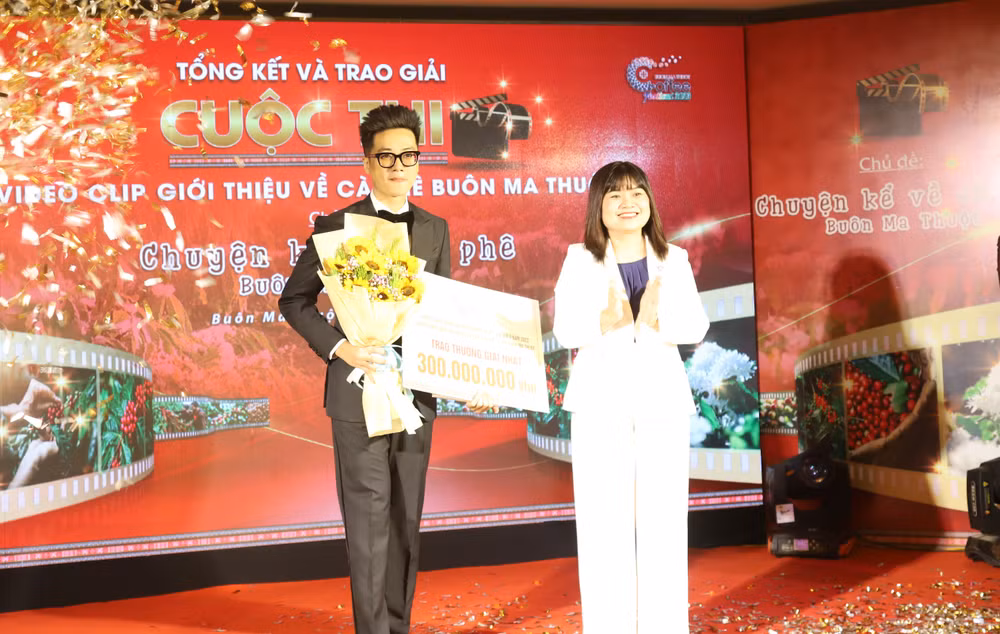 Phó Chủ tịch Ủy ban nhân dân tỉnh Đắk Lắk H’Yim K’doh trao giải Nhất Cuộc thi video clip giới thiệu về cà-phê Buôn Ma Thuột cho tác giả Trần Anh Đạt với tác phẩm “Quê nhà - Hometown”.