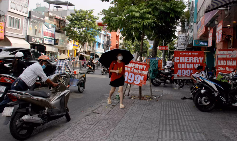 Người dân di chuyển khó khăn trên đường Xô Viết Nghệ Tĩnh phường 17 quận Bình Thạnh. Người dân di chuyển khó khăn trên đường Xô Viết Nghệ Tĩnh phường 17 quận Bình Thạnh.
