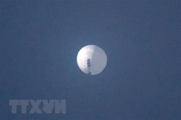 Khinh khí cầu của Trung Quốc bay qua không phận Billings, Montana, Mỹ, ngày 2/2/2023. (Ảnh: AFP/TTXVN)